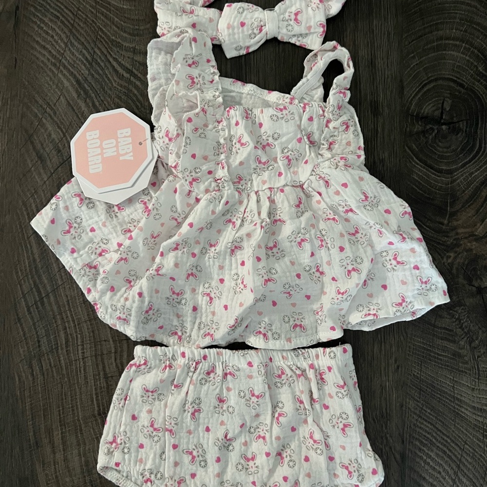 Infant Easter outfit! Adorable Baby Outfit with Bow - bunnies